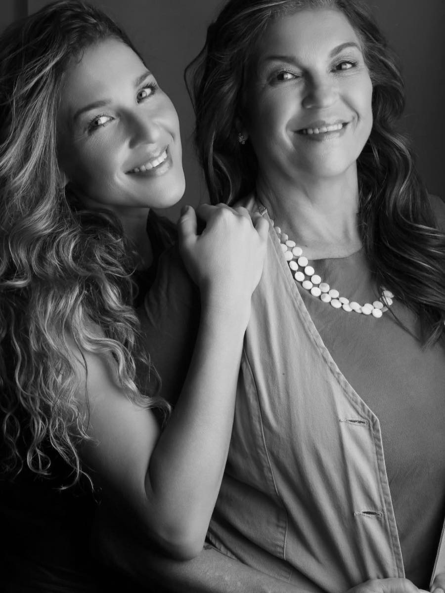 Mãe e filha, proprietárias da Integrah Mega Hair, abraçadas